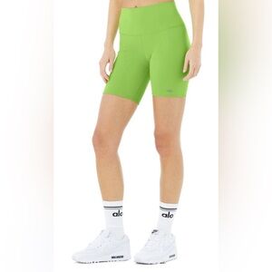 Alo HIGH-WAIST BIKER SHORT  in Green Apple